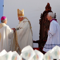 11052007 dom odilo papa bento canonizacao frei galvao_foto Luciney Martins02.jpg