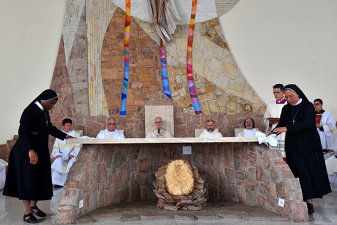 19 paroquia natividade senhor dedicacao altar043